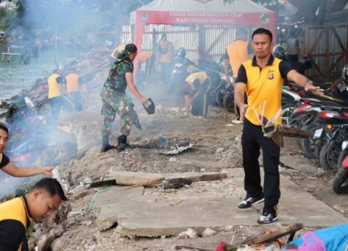 TNI dan Polri Kerja Bakti di Pasar Simpong Luwuk