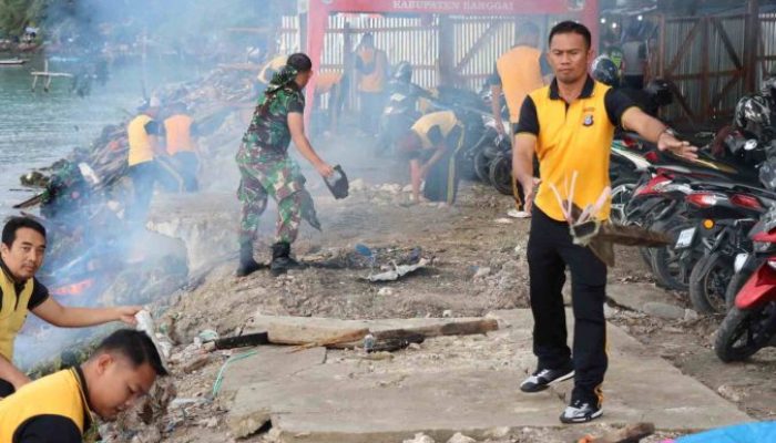 TNI dan Polri Kerja Bakti di Pasar Simpong Luwuk