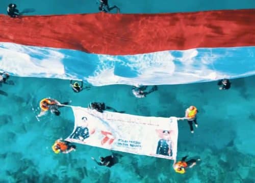 Polsek Luwuk-Freedive Banggai Kibarkan Bendera Merah Putih di Laut Pantai KM 5