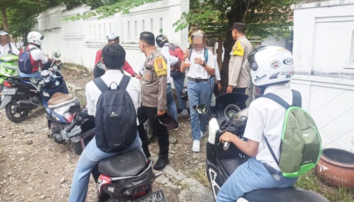 Polisi Bubarkan Pelajar Nongkrong Usai Pulang Sekolah di Luwuk