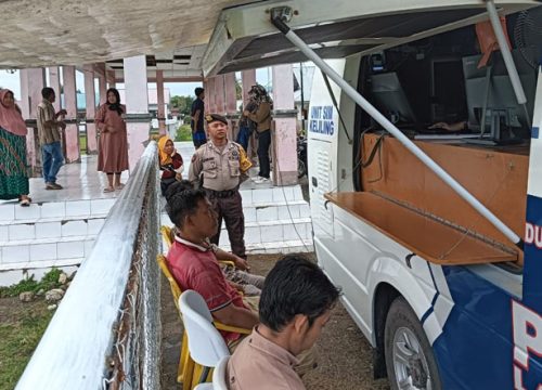 Polisi RW Dampingi Warga Urus SIM Keliling Sat lantas Polres Banggai