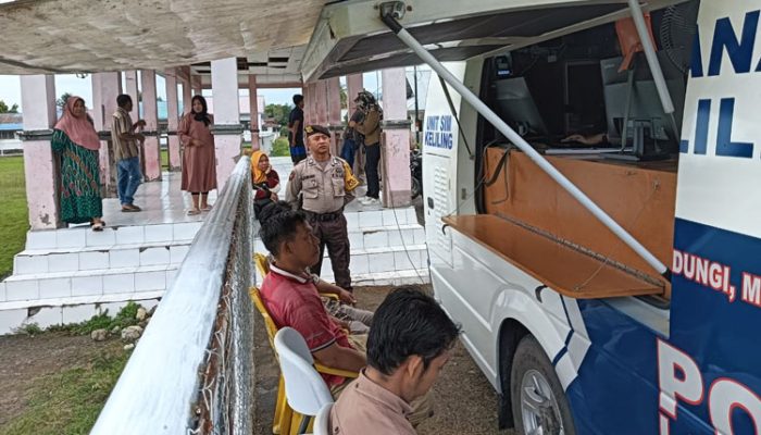 Polisi RW Dampingi Warga Urus SIM Keliling Sat lantas Polres Banggai