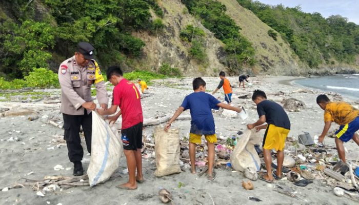 Polisi dan Anak Anak Bersihkan Sampah di Pulo Dua Balantak Utara Banggai