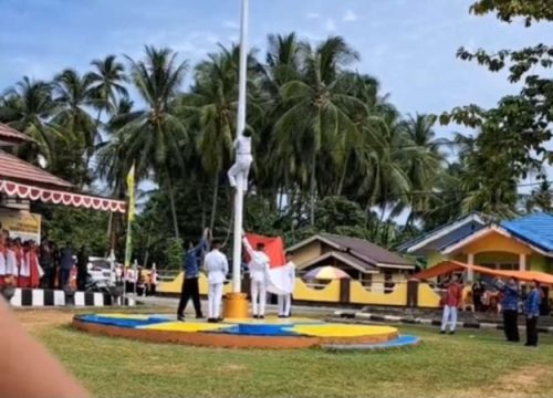 Aksi Pelajar di Gorontalo yang Memanjat Tiang Setelah Tali Bendera Putus