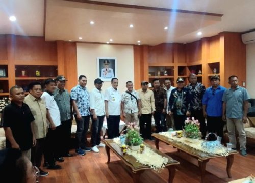 13 Kades se-Kecamatan Pagimana Temui Ketua DPRD dan Wagub Sulteng
