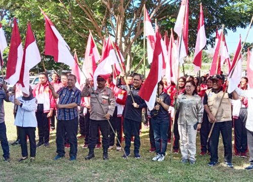 Gerakan Nasional Pembagian 10 Juta Bendera di Terminal Kilometer 8 Luwuk Selatan