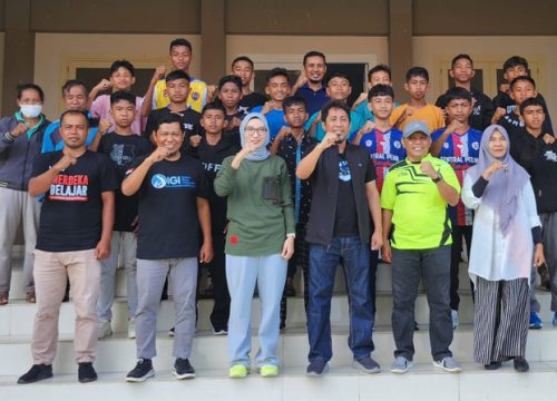 Berkompetisi di Palu, Bupati Bangkep Ihsan Basir Lepas Tim Sepak Bola Gala Siswa