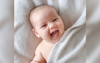 Perkembangan Bayi 2 Bulan, Bisa Tersenyum dan Tertawa Kecil