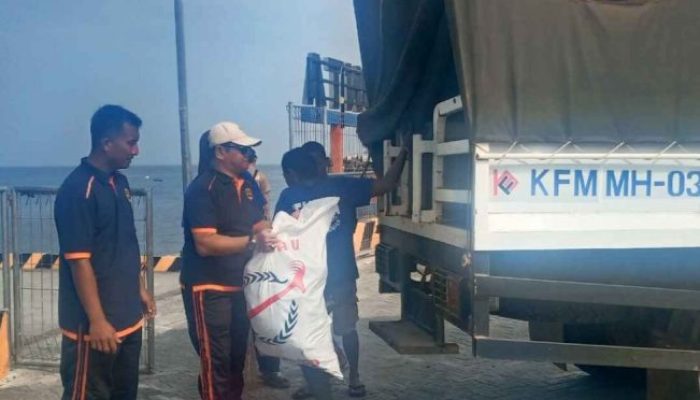 Aksi Bersih-Bersih Pantai KUPP Bunta, 70 Karung Sampah Diangkut 2 Unit DT PT. KFM