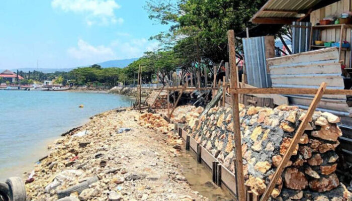 Dinas PUPR Banggai Bangun Talud Penahan Abrasi Pantai Teluk Lalong Luwuk