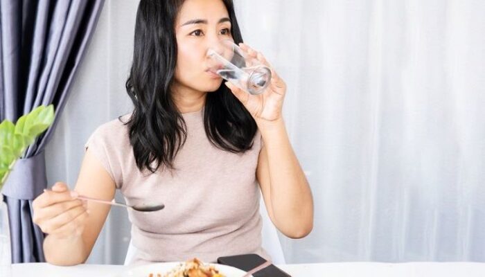 Benarkah Minum setelah Makan Tidak Baik untuk Kesehatan?