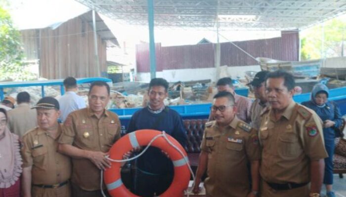 6 Kelompok Nelayan di Banggai Dapat Bantuan Perahu dan Rumpon, Wagub Sulteng : Jangan Dijual