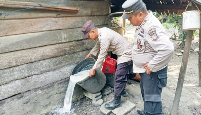 Polsek Toili Bongkar Tempat Produksi Miras, Musnahkan 220 Liter Saguer