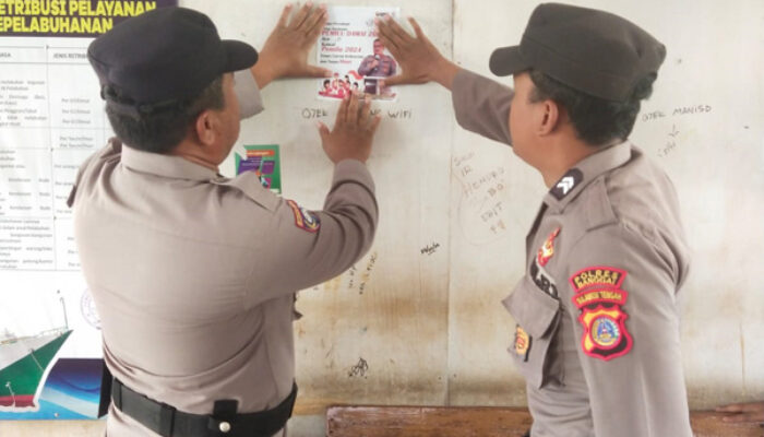 Polres Banggai Sebar Stiker Pemilu Damai di Luwuk