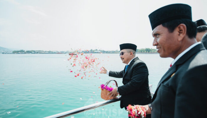 Peringati Hari Pahlawan di Luwuk, Bupati Banggai Tabur Bunga di Laut