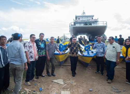 Bupati Banggai Serahkan 38 Perahu Fiber Kepada 11 Kelompok Nelayan di 7 Kecamatan