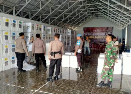 Kapolres AKBP Ade Nuramdani Kunjungi Logistik Pemilu di Gudang KPU Banggai