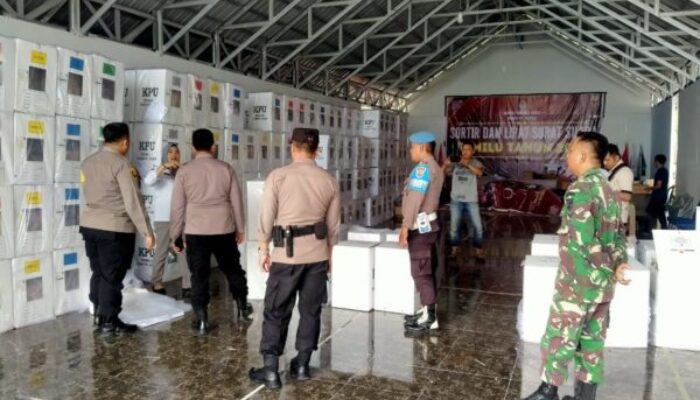 Kapolres AKBP Ade Nuramdani Kunjungi Logistik Pemilu di Gudang KPU Banggai