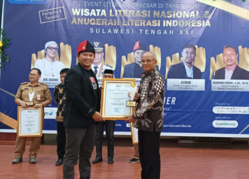 Mantan Plt Kadis Dikpora Touna Raih Penghargaan Anugerah Literasi Indonesia dari FIM