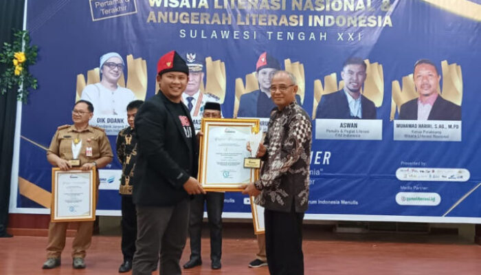 Mantan Plt Kadis Dikpora Touna Raih Penghargaan Anugerah Literasi Indonesia dari FIM