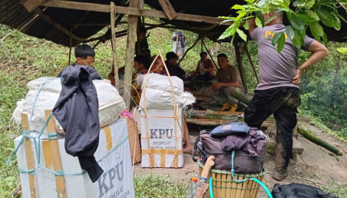 Kisah Polisi di Banggai Sulteng Bertugas di TPS Pedalaman, Jalan Kaki Empat Hari Tiga Malam