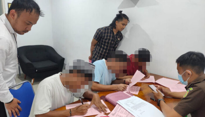 Polisi Serahkan Tiga Tersangka dan Babuk Kasus Pencurian di Toko Mega Lutos Luwuk ke Jaksa