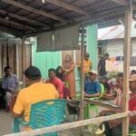 100 Warga Palang Kantor Desa Koninis Simpang Raya Kabupaten Banggai