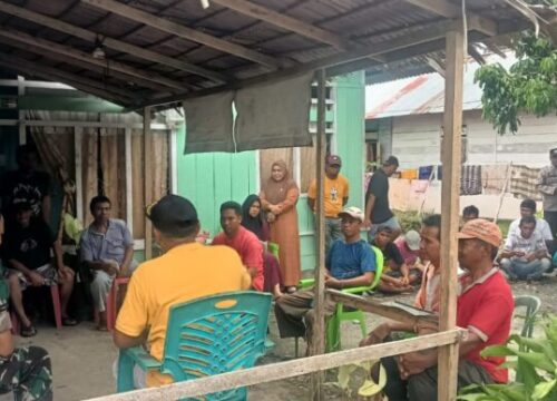100 Warga Palang Kantor Desa Koninis Simpang Raya Kabupaten Banggai
