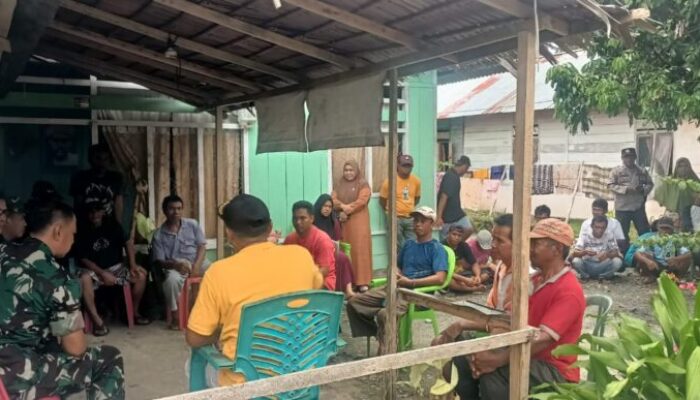 100 Warga Palang Kantor Desa Koninis Simpang Raya Kabupaten Banggai