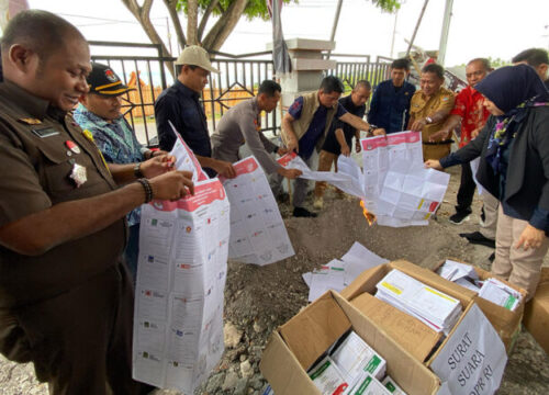 H-1 Pemilu 2024, KPU Banggai Musnahkan 2.141 Lembar Surat Suara