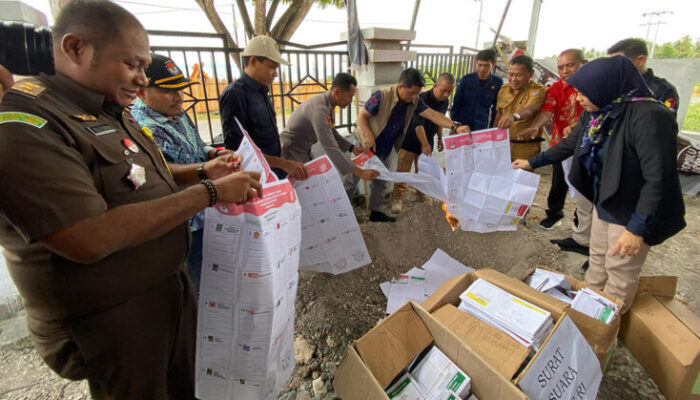 H-1 Pemilu 2024, KPU Banggai Musnahkan 2.141 Lembar Surat Suara