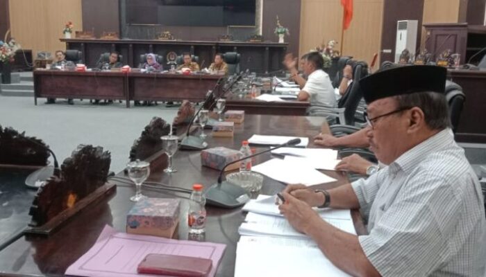 Rapat Gabungan Komisi, Anggota DPRD Banggai Mempertanyakan Isi Perbup Perjalanan Dinas