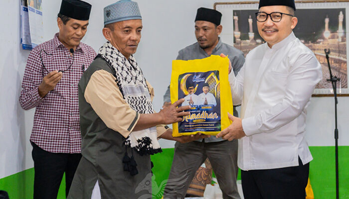 Safari Ramadhan, Bupati Banggai Amirudin Bantu Masjid At-Taqwa Pagimana 70 Juta