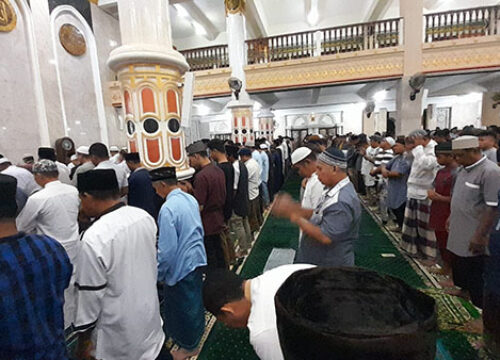 Makmurkan Masjid Agung Luwuk, Bupati Banggai Amirudin Bagikan 500 Kupon Setiap Malam