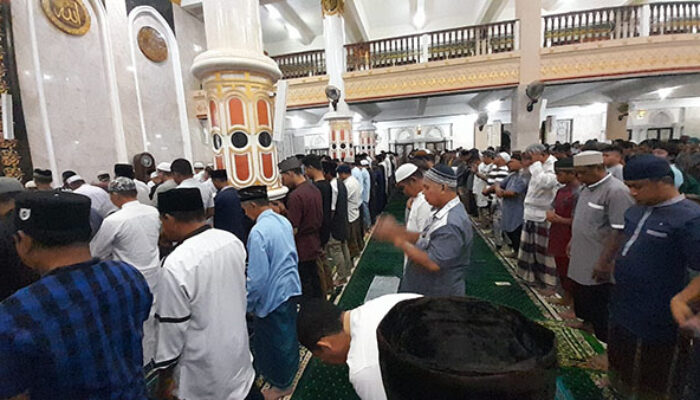 Makmurkan Masjid Agung Luwuk, Bupati Banggai Amirudin Bagikan 500 Kupon Setiap Malam