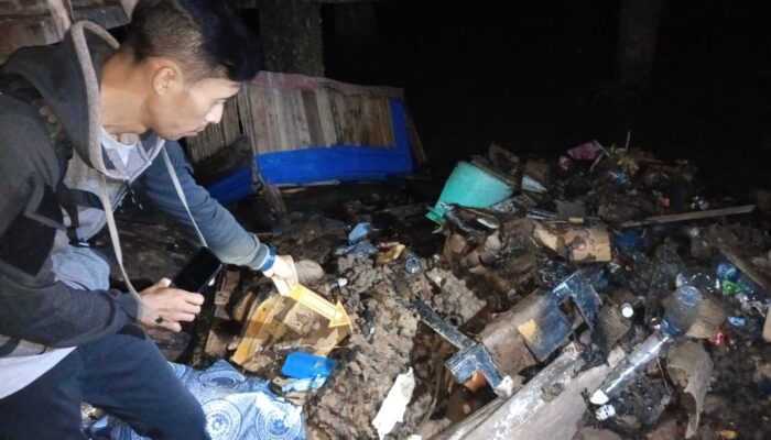 Akibat Puntung Rokok, Rumah Panggung Nelayan di Pasar Tua Luwuk Terbakar