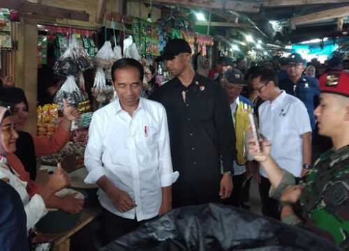 Presiden RI Jokowi berkunjung ke pasar Tradisional Salakan Kabupaten Banggai Kepulauan