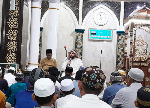 Imam Asal Palestina Syekh Omar Mamoon Mustafa Tausiah di Masjid Agung Luwuk
