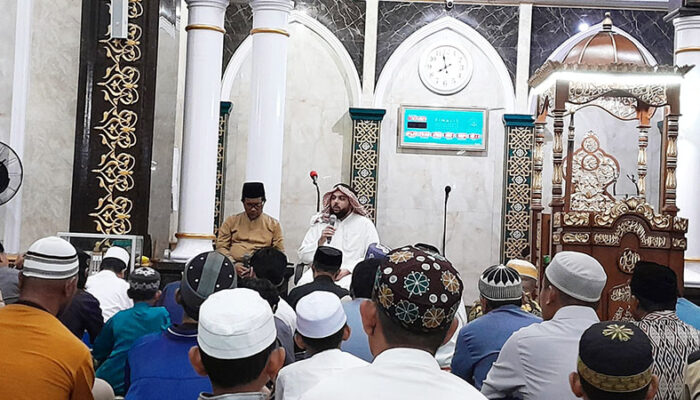 Imam Asal Palestina Syekh Omar Mamoon Mustafa Tausiah di Masjid Agung Luwuk