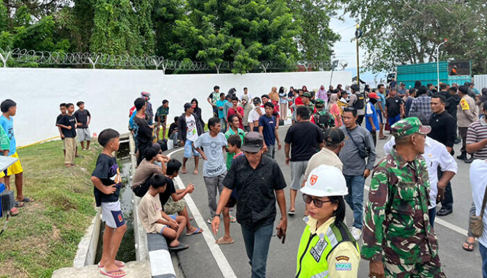 Tuntut CSR PT ESSA PAU, Warga Batui Banggai Tutup Jalan Trans Sulawesi  