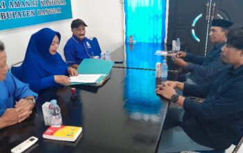 Kenakan Baju Biru, LO Amirudin Mengambil Formulir Pendaftaran di PAN Banggai