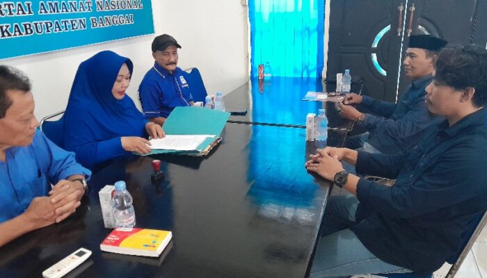 Kenakan Baju Biru, LO Amirudin Mengambil Formulir Pendaftaran di PAN Banggai