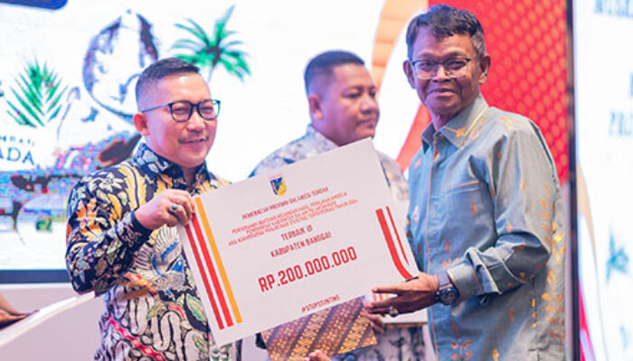 Bupati Banggai Amirudin Terima Penghargaan dan Bantuan 200 Juta dari Pemprov Sulteng