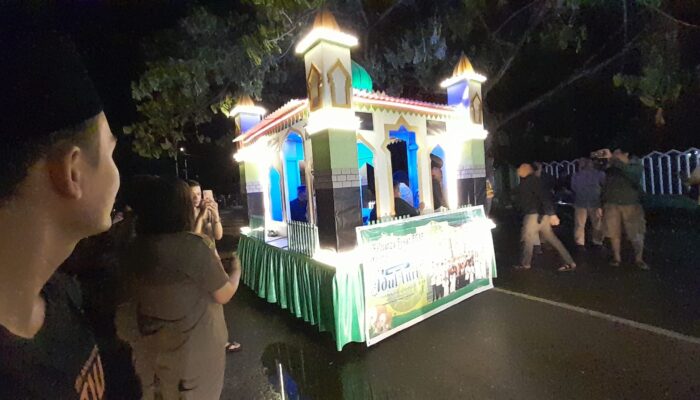 300 Lebih Kendaraan Roda Empat Ramaikan Pawai Takbir Idul Fitri di Luwuk