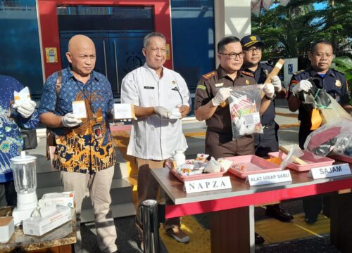 Pemusnahan barang bukti terhadap sejumlah kasus tindak pidana umum di pelataran kantor Kejari Banggai_2