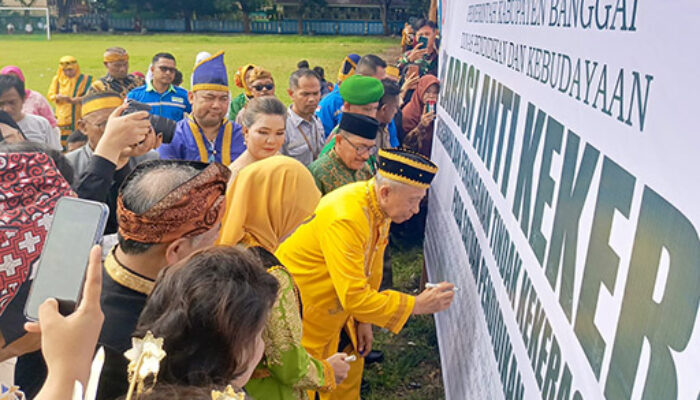 Bertabur Ragam Pakaian Tradisional pada Peringatan Hardiknas 2024 di Luwuk Banggai