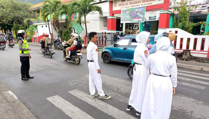 Polantas Polres Banggai dan PKS SMPN 3 Luwuk Gelar Strong Point Bersama