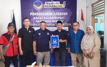 Tidak Seramai Gerindra, Ketua PDI-P Banggai Mengambil Formulir Bakal Cabup di NasDem