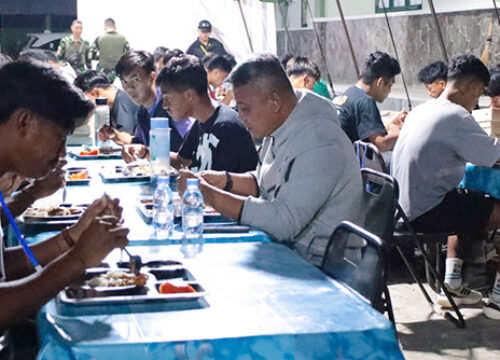 Dansatlak Puslatda Brigjen TNI Dody Triwinarto Menikmati Kebersamaan Makan Malam Bersama Atlet PON Sulteng