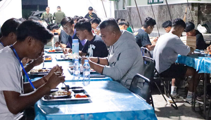 Dansatlak Puslatda Brigjen TNI Dody Triwinarto Menikmati Kebersamaan Makan Malam Bersama Atlet PON Sulteng